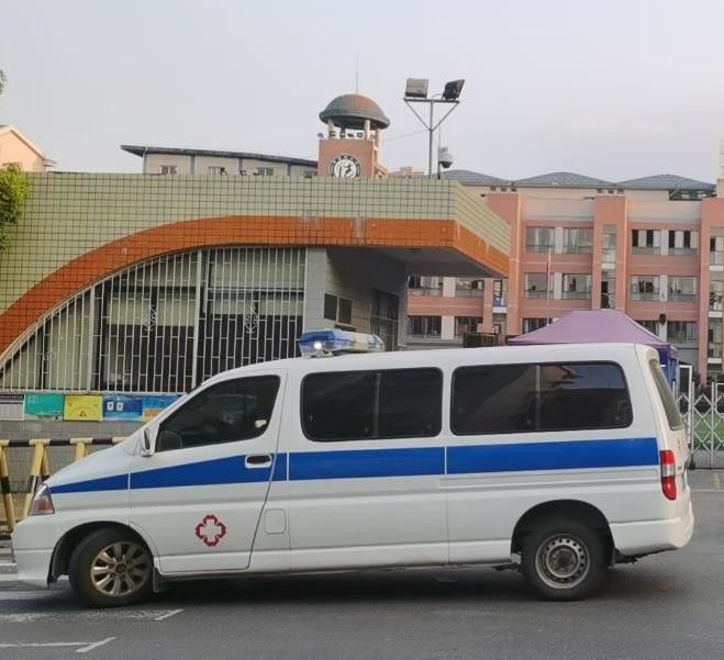 新华救护车出租护送骨折病人一公里多少钱